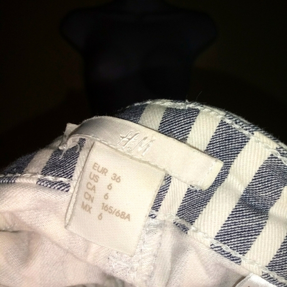 H&M 5-pocket gray and white striped shorts - Picture 2 of 10